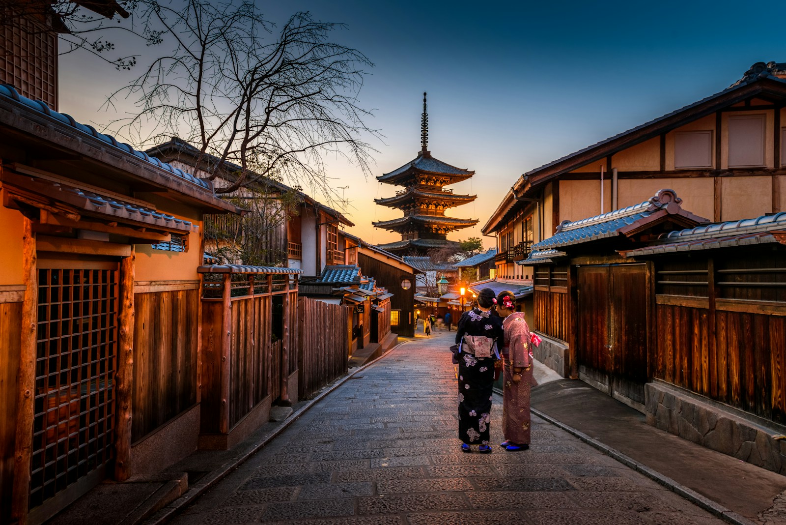 Japonya'da pagoda ve çiçek açan ağaçlar